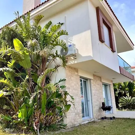 Cesme'de Havuzlu Evde Konaklayin 빌라